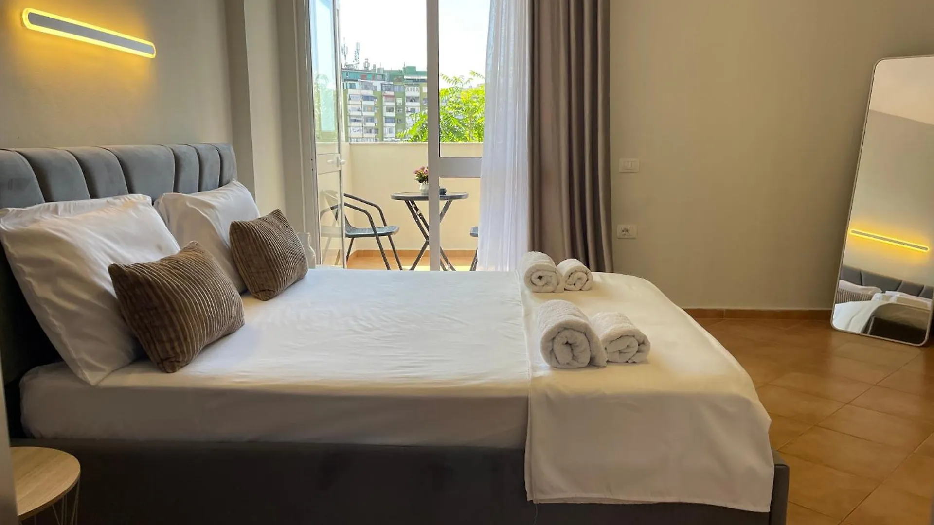 Azure Apartment 2 ティラナ